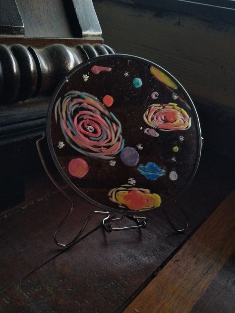 Pintura acrílica , temperas , vinilos , planetas , estrellas ,colores , espejo , espejo redondo Mirrors Painting, Mirror Painting Ideas, Painted Mirror Art, Mirror Painting, Mirror Art, Saucer Chairs, Space Art, Aesthetic Food, Diy And Crafts