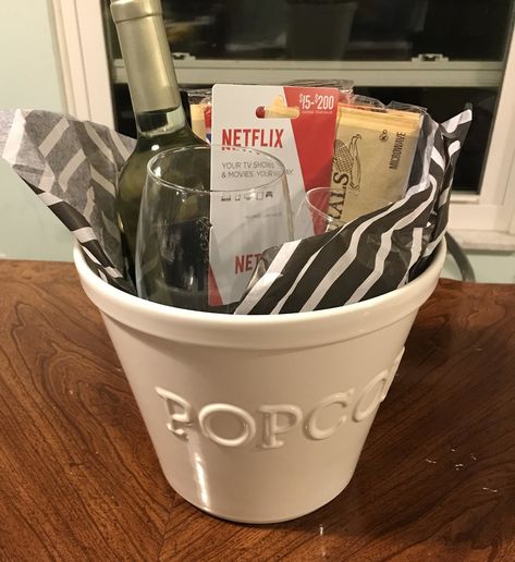 Netflix & Chill Gift Basket - 2 Ways! Movie Night Gift Basket, Movie Night Gift, Homemade Gift Baskets, Netflix Chill, Netflix Gift Card, Best Gift Baskets, Netflix Gift, Raffle Baskets, Wine Gift Baskets