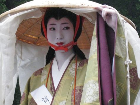 Geiko Umeha as Madame Fujiwara Tamie (also known as Abutsu Ni) at Jidai Matsuri 2008.  She is wearing a headdress called Uchikatsugi. Traditional Japanese Clothing, Matsuri Festival, Japanese Festival, Turning Japanese, Japanese Clothing, We Are The World, Maneki Neko, Kyoto Japan, Japanese Outfits