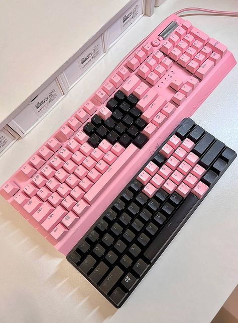 Pink And Black Pc Setup, Couple Gaming Room Setup, Heart Keyboard, Hello Kitty Games, Games Room Inspiration, Gamer Couple, Pink Games, Computer Set, Pink Desk