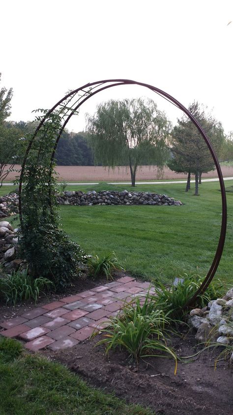 Garden Hoop Trellis, Circle Garden Entrance, Moon Gate Trellis, Circle Garden Arch, Round Trellis Ideas, Archway Garden Entrance, Moon Arch Garden, Rebar Trellis Ideas, Moongate Garden Diy