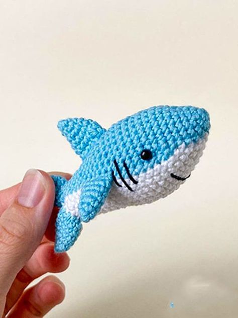 PATRÓN GRATIS Tiburón Llavero Amigurumi – Crochetisimo Crocheted Shark Pattern, Amigurumi Shark, Crochet Fish Patterns, Crochet Shark, Crochet Fish, Shark Pattern, Crochet Keychain Pattern, Crochet Baby Toys, Cute Shark