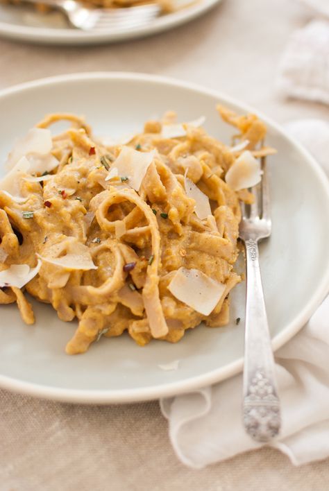 Pumpkin Fettuccine Alfredo Pumpkin Fettuccine, Pumpkin Goat Cheese, Pumpkin Alfredo, Cookies Banane, Alfredo Recipes, Cookie And Kate, Pumpkin Sauce, Fettuccine Alfredo, Pumpkin Recipes