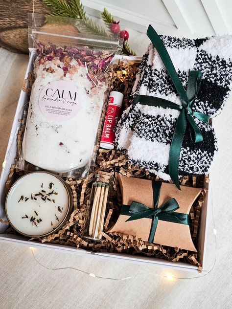 Best Gift Box Ideas, Small Christmas Gift Box Ideas, Mom Christmas Basket, Ideas For Gift Boxes, Family Gift Basket Ideas, Cozy Gift Basket Ideas, Cozy Gift Basket, Candle Gift Basket, Christmas Presents For Mom