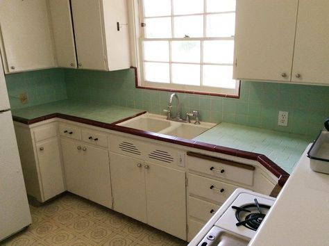 1940s Kitchen, Retro Kitchens, Kitchen Design Styles, Cocina Diy, 1940s Home, Retro Renovation, 1940s Style, Retro Kitchen Decor, Painted Ladies