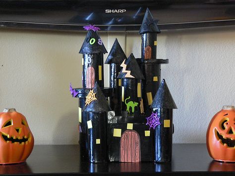 Castle paper towel rolls Diy Ghost Decoration, Paper Towel Crafts, Bricolage Halloween, Ghost Diy, October Crafts, Haunted Castle, Adornos Halloween, Easy Halloween Crafts, Halloween Village