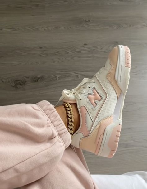 2023 Sneaker Trends, Sneakers Summer 2023, Feminine Sneakers, Shoes Basic, Basic Sneakers, Pink New Balance, Sneaker Trends, Pretty Sneakers, Jordan Shoes Girls