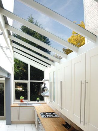 This kitchen side extension makes great use of VELUX roof windows to let in plenty of daylight and create a spacious feel. Via www.buildteam.com Conservatory Kitchen Ideas, Extension Veranda, Conservatory Kitchen, Side Return Extension, Victorian Terraced House, Side Return, Room Extensions, Glass Extension, Roof Window