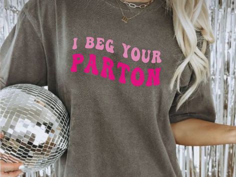 Dolly Parton Bachelorette, Dolly Parton Bachelorette Party, Tiffany Shop, Bachelorette Party Shirts, Cute Cups, Dolly Parton, Vegas Wedding, Party Shirts, Bachelorette Party