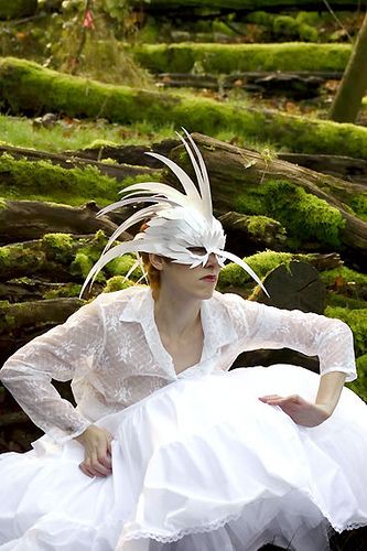 *White headdress inspiration/ bird mask/ anthropomorphic fashion* White Bird Mask, White Headdress, Bird Mask, Bird Costume, Fairy Festival, Bird Masks, Mardi Gras Costumes, Origami Bird, Origami Paper Art