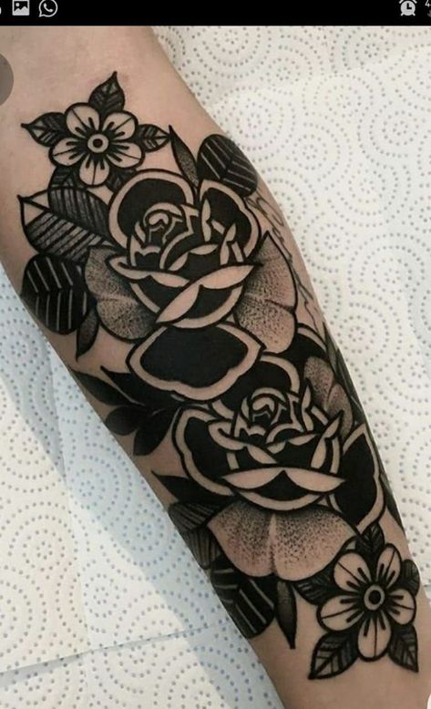 Boys With Tattoos, Traditional Tattoo Flowers, Traditional Tattoo Sleeve, Inspiration Tattoos, Tato Lengan, Rosen Tattoo, Classic Tattoo, Black Ink Tattoos, 문신 디자인