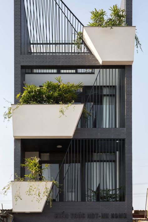 Facade Design Ideas, 3 Storey House Design, Narrow House Designs, Apartments Exterior, Commercial Design Exterior, Shigeru Ban, Facade Architecture Design, Residential Building Design, Modern Villa Design