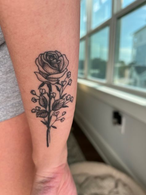 Baby Breath Tattoo, Breath Tattoo, Bouquet Tattoo, Red Rose Tattoo, Flower Tattoo Shoulder, Baby Breath, Baby S Breath, Rose Tattoos, Tattoo Inspo