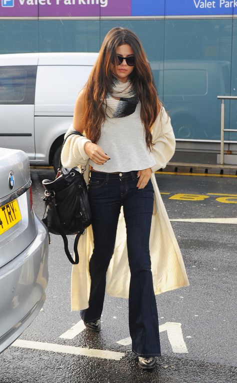 Heathrow Airport Selena Gomez Outfits, Selena Gomez Style, Selena G, Heathrow Airport, Bottom Jeans, Marie Gomez, Heathrow, Celebrity Street Style, Black Women Fashion