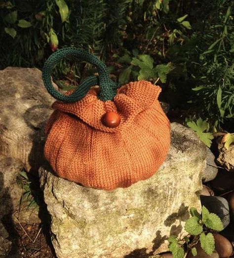 Halloween Costume Patterns, Pumpkin Patch Photoshoot, Crochet Pour Halloween, Pumpkin Bag, Knitting Bag Pattern, Chalk Bag, Bag Pattern Free, Sea Monster, Chalk Bags