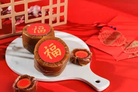 Nian gao Chinese easy rice cake recipe prepared from rice, peanuts, red dates, peanuts and brown sugar. Easy Rice Cake Recipe, Nian Gao Recipe, Yu Sheng, Menu Sahur, Nian Gao, Rice Cake Recipes, Easy Rice, Buka Puasa, Raw Cake