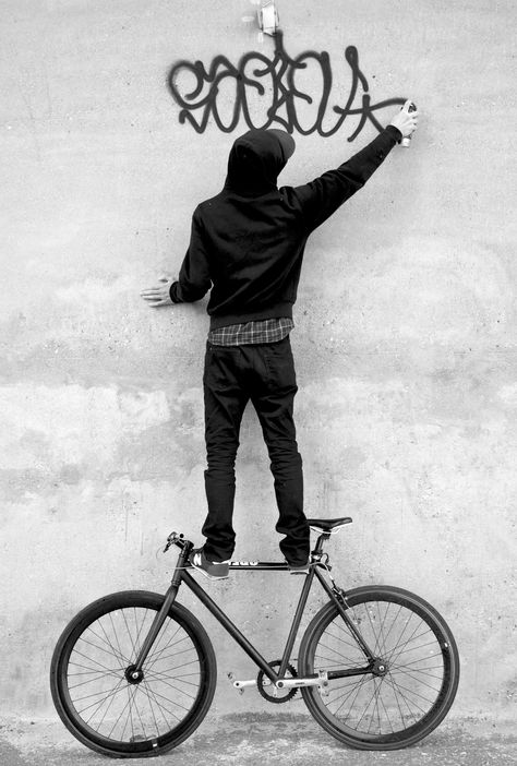 Maciel 'Massa' Train Hopping, Skateboard Illustration, Sepeda Bmx, Sepeda Fixie, Foto Glamour, Andermatt, Graffiti Artwork, Urban Bike, Black And White Photograph