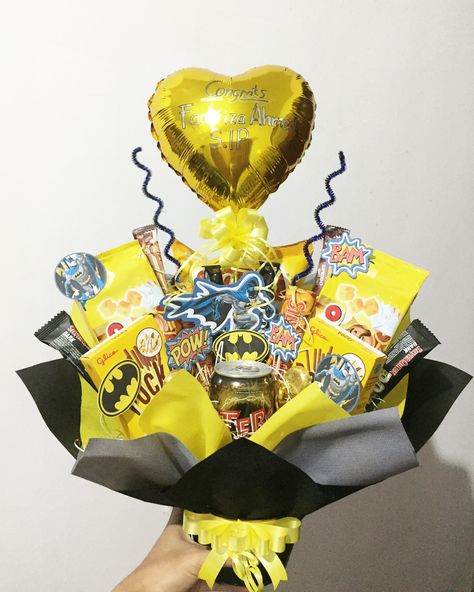 Snack bouquet Batman theme for birthday Snack Bouquet Ideas For Him, Batman Flower Bouquet, Batman Bouquet, Snacks Bouquet, Birthday Candy Bouquet, Snack Bucket, Snack Bouquet, Selamat Hari Valentine, Lollipop Bouquet