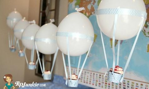 Hot Air Balloon Cupcakes for a Travel Party Hot Air Ballon Party, Balloon Cupcakes, Hot Air Balloon Party, Travel Party Theme, Diy Bebe, Travel Party, Baby Shower Balloons, Baby Party, Baby Birthday