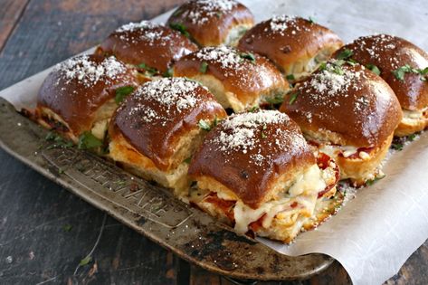 Featuring pepperoni and cheese sandwiched between buttery brioche rolls, these pizza sliders make for a crowd-pleasing family dinner or game day snack. Lunch Ideas Kids At Home, Lunch Ideas For Home, Pepperoni Pizza Sliders, Lunch Ideas Kids, Mini Pizza Bites, Pizza Sliders, Pizza Slider, Slider Sandwiches, Lunch Ideas For Kids