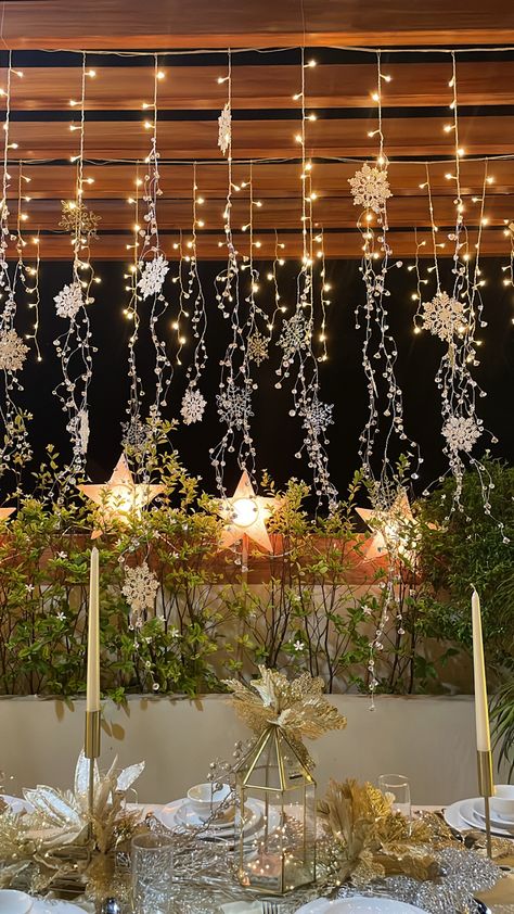 Outdoor winter wonderland themed christmas tablescape - white, silver, gold and champagne Winter Forest Party, Winter Formal Themes, Outdoor Winter Wonderland, Winter Table Decorations, Winter Wonderland Christmas Party, Forest Theme Party, Winter Party Themes, Wonderland Christmas, Xmas Table