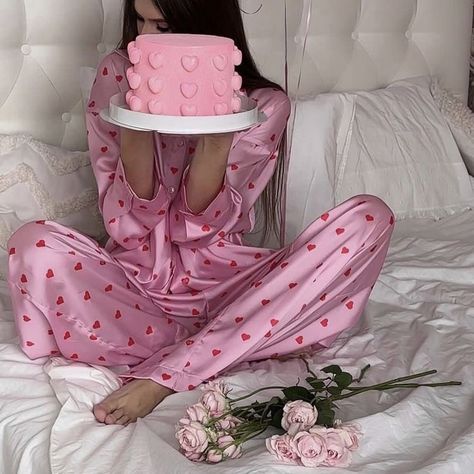 Pijama Party, Birthday Goals, Cute Birthday Pictures, 21st Birthday Photoshoot, Birthday Ideas For Her, Cute Birthday Ideas, Party Photoshoot, Cake Inspo, Pink Pajamas