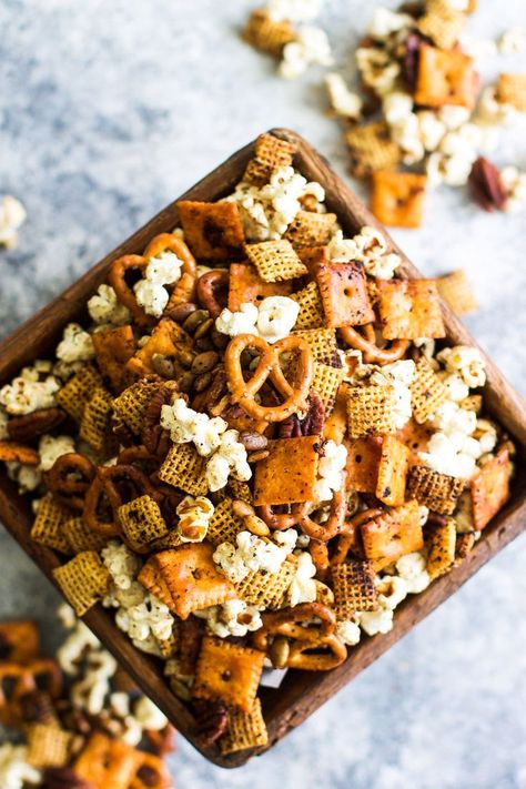 Easy Popcorn Bar, Popcorn Snack Mix Recipes, Garlic Popcorn, Popcorn Mix Recipes, Ranch Popcorn, Chex Snack Mix, Fall Snack Mixes, Party Mix Recipe, Savory Popcorn