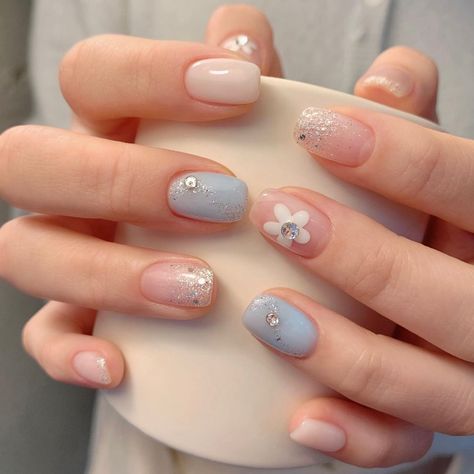 Seventeen Inspired Nails, Cute Minimalist Nails, Cinnamoroll Nails, Nails Minimal, Minimal Nails Art, Hello Nails, Hippie Nails, Gel Nail Strips, Subtle Nails