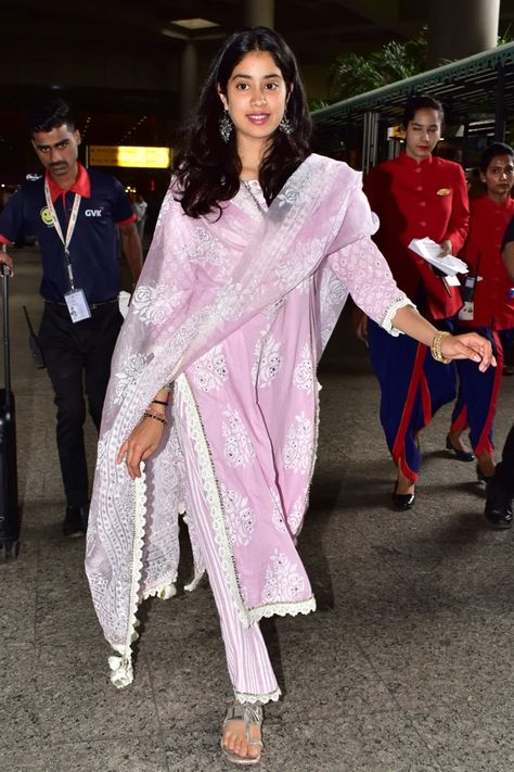 Sonam Kapoor Fashion, Indian Kurti Designs, Ananya Panday, Celebrity Casual Outfits, Janhvi Kapoor, Simple Kurta Designs, Casual Indian Fashion, Desi Fashion Casual, Traditional Indian Outfits