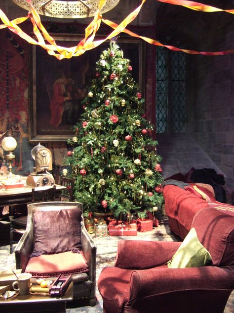 Christmas living room Ravenclaw Christmas, Harry Potter Common Room, Room Christmas Tree, Gryffindor Common Room, Harry Potter Room, Cosy Christmas, Common Room, Christmas Living Rooms, Mischief Managed