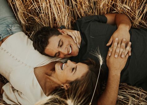 Wheat Field Couple Pictures, Engagement Photos Wheat Field, Fall Farm Couple Photoshoot, Corn Field Engagement Pictures, Wheat Field Family Photos, Wheat Field Photoshoot Couple, Wheat Field Couple Photography, Wheat Field Engagement Pictures, Farm Photoshoot Ideas Couple