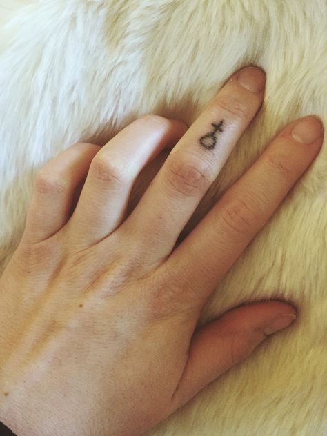 Feminist finger tattoo Female Symbol Tattoo, Tattoo Finger, Finger Tattoo Designs, Symbol Tattoo, Female Symbol, Finger Tattoo, Symbol Tattoos, Finger Tattoos, Tattoos And Piercings