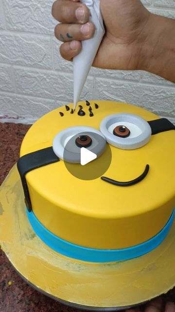 How To Make A Minion Cake, Simple Minion Cake, Minion Birthday Cake Ideas, Cake Designs Birthday For Boys, Easy Minion Cake, Minions Cake Ideas, Minion Cake Ideas, Minion Theme Cake, Minions Torte