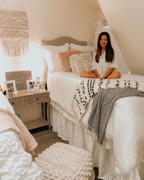 Dorm decor inspiration | Baylor University Dorm Layout, College Bedroom Decor, Chambre Inspo, College Dorm Room Essentials, Girl Dorms, Dorm Sweet Dorm, Dorm Inspiration, College Bedroom, College Dorm Room Decor