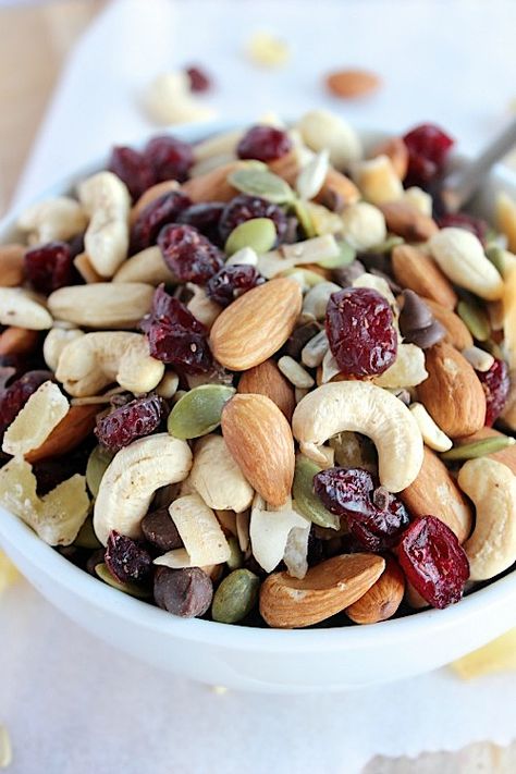 Cranberry Trail Mix Recipe, Salty Snack Recipes, Dry Fruits Benefits, Chewy Granola Bars Homemade, Yogurt Covered Raisins, Healthy Trail Mix, Lila Party, Trail Mix Recipes, Homemade Trail Mix