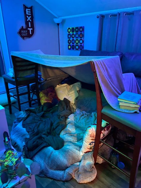 At Home Fort Ideas, Cool Forts With Blankets Easy, Pillow And Blanket Fort, How To Build A Fort With Blankets, Diy Fort Indoor, Blanket Fort Ideas Indoor, Easy Fort Ideas, Fort Ideas Indoor Easy, Sleepover Fort Ideas