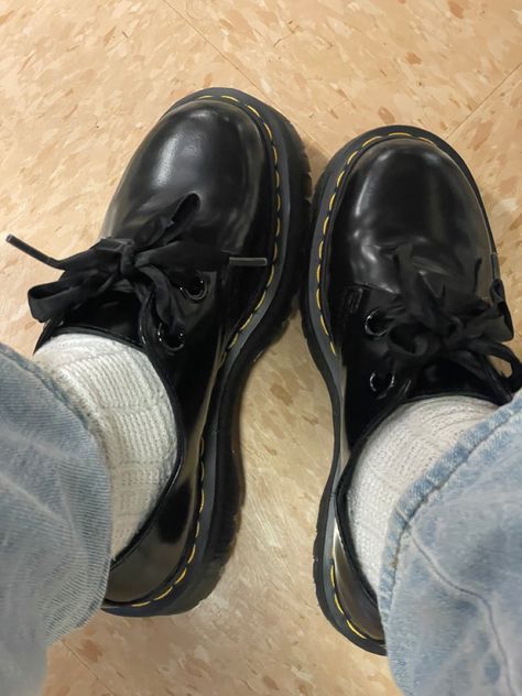 Dr Martens Holly, Holly Doc Martens, Dr Martens Holly Outfit, Ribbon Doc Martens, Fall Winter Shoes, Cute Sneakers, Fall Fits, Boots Fall, Doc Martens