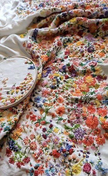 Chloe Amy Avery, Embroidered Flower Pattern, Crochet And Embroidery Together, Embroidery On Patterned Fabric, New Hobby Aesthetic, Embroider Clothing, What To Embroider, Things To Embroider, Quilt Aesthetic