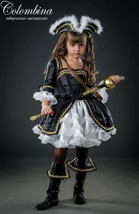 Diy Pirate Costume For Women, Pirate Costume Diy, Costume Carnaval, Female Pirate Costume, Diy Costumes Women, Crochet Baby Boots, Fancy Costumes, Queen Costume, Pirate Costume