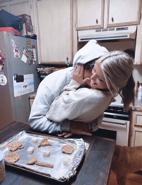 Couples Making Christmas Cookies, Couples Making Cookies, Couples Baking, Inspo Poses, Editor Video, Couple Inspo, Country Backgrounds, Vsco Pictures, Making Cookies