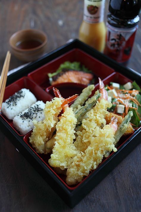 Shrimp Tempura Bento: This crispy, deep-fried seafood/vegetable is a popular Japanese recipe. Tempura Bento, Japanese Etiquette, Makanan Cepat Saji, Tempura Recipe, Dessert Sushi, Tempura Batter, Shrimp Tempura, Produk Apple, Japanese Bento