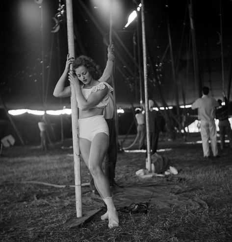 In 1949, LIFE went behind the scenes to document the high-flying lifestyle of the independent women at "the home of the American circus." Circus Training, Nina Leen, Old Circus, Under The Big Top, Circus Train, Big Top, Vintage Circus, Girl Standing, The Circus