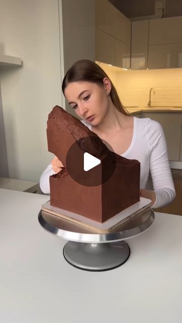 Daily Dose Of Art 🎨 on Instagram: "This person is an extraordinary cake artist. She has gained popularity on Instagram for her unique and mesmerizing water illusion cakes. These cakes often feature realistic ocean scenes, with intricate details like islands surrounded by crystal-clear water and marine life such as whales visible through the water. Her creations are not only visually stunning but also showcase her incredible skill in working with gelatin and other mediums to create these lifelike effects.  Artist: @oh.honeycake   #cake #art #talent" Aquarium Cake, Illusion Cakes, Island Cake, Unique Cakes Designs, Artist Cake, Ocean Cakes, Realistic Cakes, Fondant Cake Designs, Crystal Cake