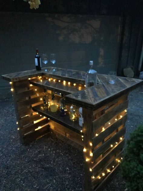 Bars Made Out Of Pallets, Deck Bar Ideas Diy, Easy Pallet Patio Furniture, Outdoor Bar Ideas Backyards Diy, Bar Pallet Ideas, Outside Bar Ideas Diy, Camper Patio Ideas, Things To Make Out Of Pallets, Pallet Bars Diy Outdoor