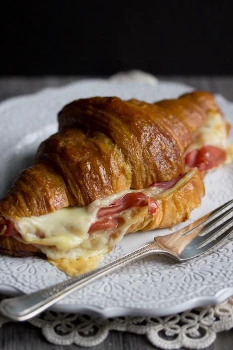 Croissant Sandwich Recipe, Special Sandwiches, Ham Cheese Croissant, Croissant Recipes, Pizza Croissant, Ham Sandwich Recipes, Ham And Cheese Croissant, Ham Breakfast, Croissant Sandwich