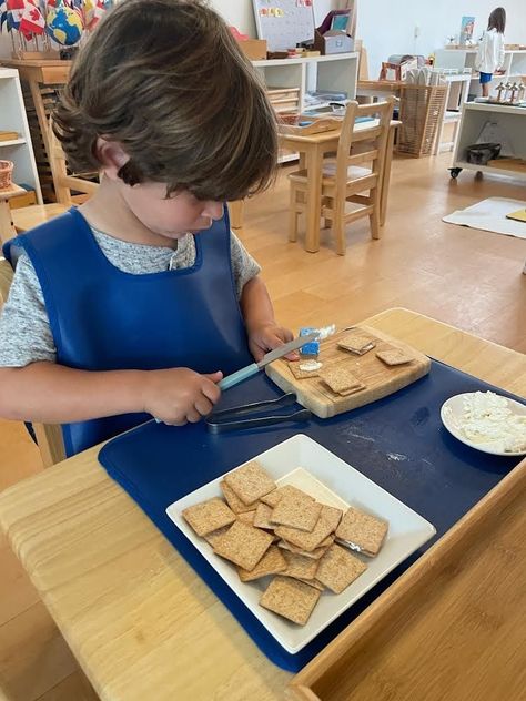 🍎🥪 Today in our Montessori Primary class, the magic of learning extends to the kitchen as our little ones dive into practical life skills by preparing their own snacks! Through the Montessori Method, they engage in purposeful activities like slicing fruits, spreading peanut butter, and assembling their own sandwiches. These hands-on experiences not only nurture independence but also refine fine motor skills and promote a sense of accomplishment. Montessori Cooking, Montessori Method, Practical Life Activities, Transitional Kindergarten, Practical Kitchen, Kitchen Skills, Kindergarten Learning Activities, Montessori School, Kindergarten Learning