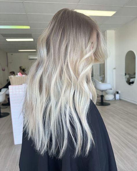 The memo was … ✅ Bright ✅ Blended ✅ Low maintenance The most GAWJUS blonde created with minimal foils 🥹🥹🥹 Text to book 0460 637… | Instagram Blonde Extensions With Lowlights, Blonde Hair With Dark Brown Roots, Bright Blonde Root Smudge, Low Maintenance Bright Blonde, Low Maintence Blonde, Bright Blonde With Root Smudge, Low Maintenance Platinum Blonde, Root Blend Blonde, Dark Root Smudge Blonde