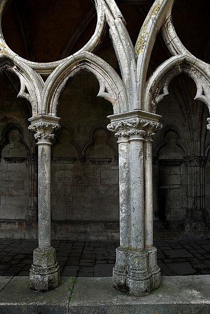 Gothic arches, the stone and shape are Gothic, they give the appearance from being in a church 1800 Photos, Croquis Architecture, Architecture Antique, Arch Building, Gothic Buildings, Gothic Cathedral, Gothic Church, Gothic Design, Classical Architecture