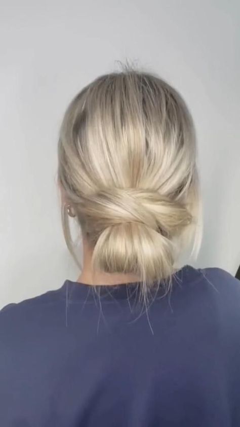 Hair Bun Tutorial, Hair Upstyles, Easy Hair Updos, Bun Hairstyle, Peinados Fáciles Para Cabello Corto, Hair Tutorials For Medium Hair, Hair Up Styles, Penteado Cabelo Curto, Bun Hairstyles For Long Hair