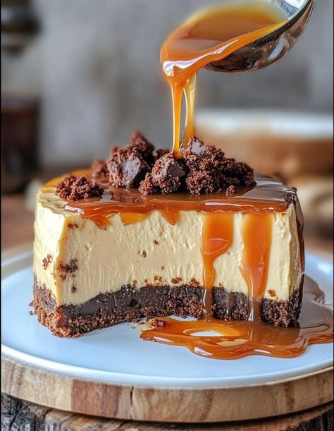 Caramel Brownie Cheesecake, Learning To Bake, Cool Desserts, Autumn Treats, Fresh Fruit Cake, Best Pies, Food Favors, Brownie Cheesecake, Chocolate Chip Cheesecake